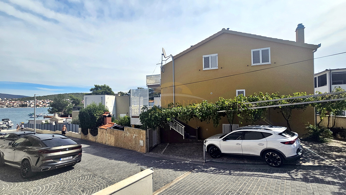 Apartmajska hiša v Okrugu Gornjem/Čiovo, drugi niz od morja - 5 apartmajev